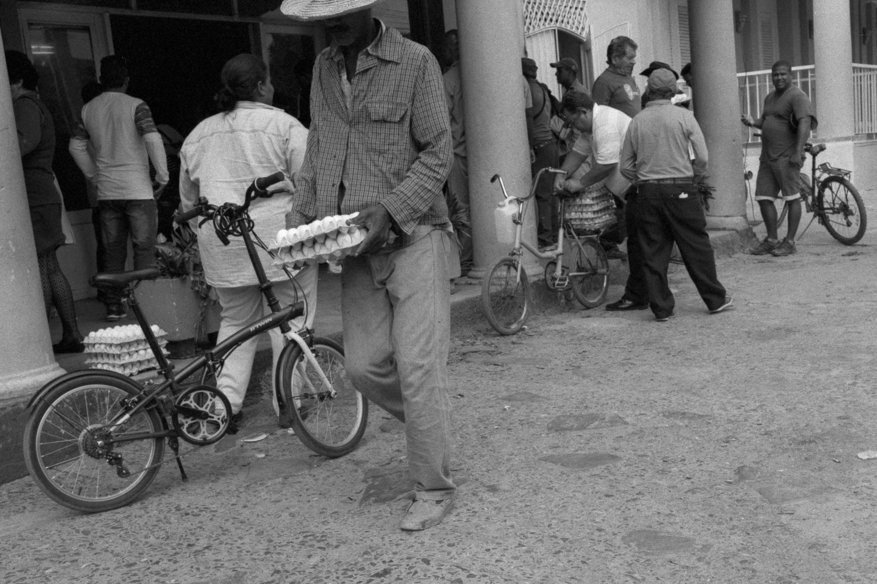 Cuba homme partant du marché avec des oeufs