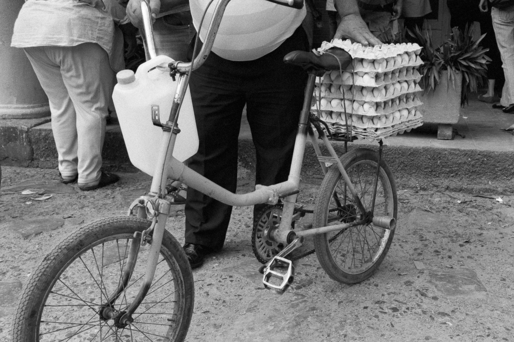Cuba homme chargeant des oeufs sur son vélo