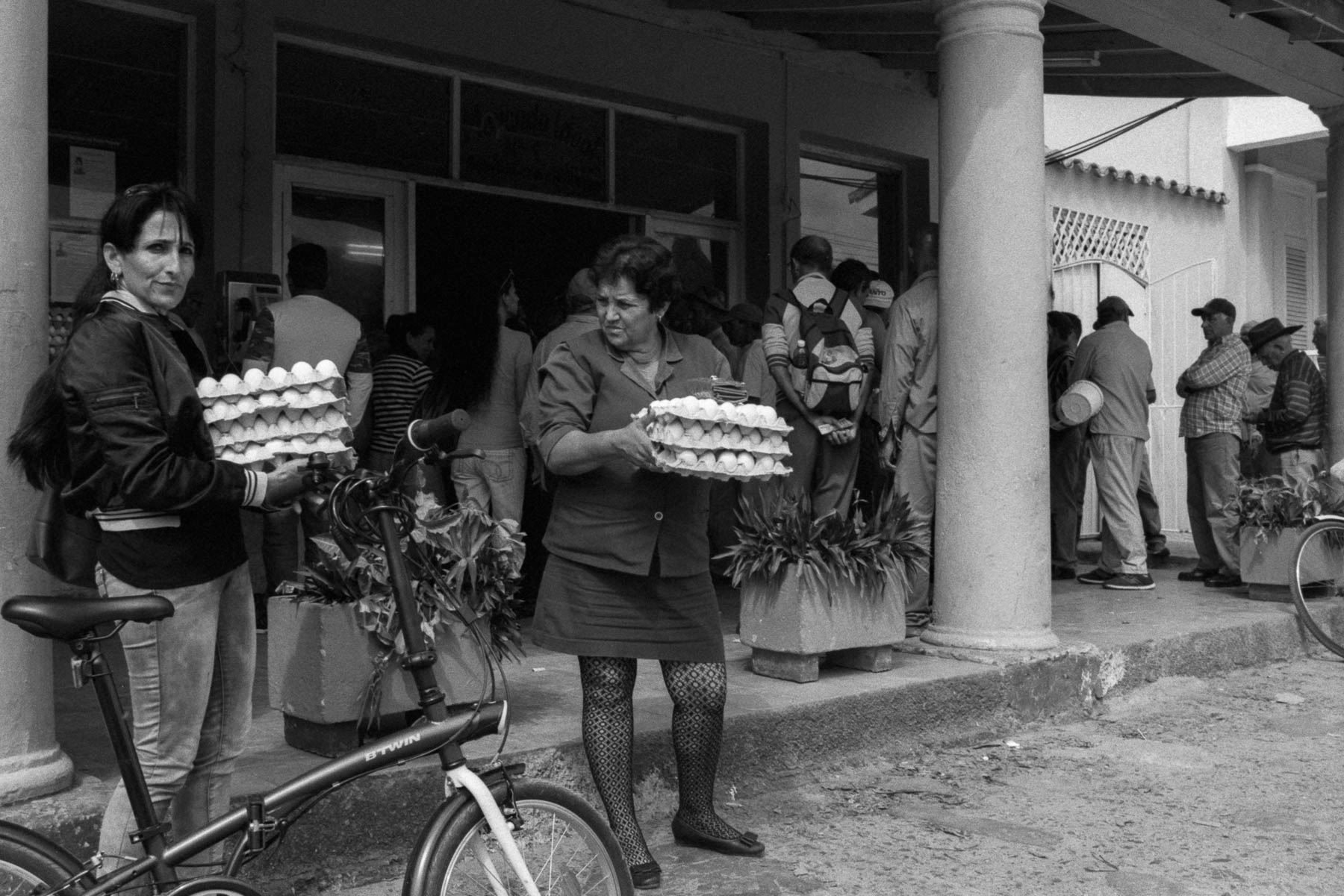 Cuba femmes partant du marché avec des oeufs