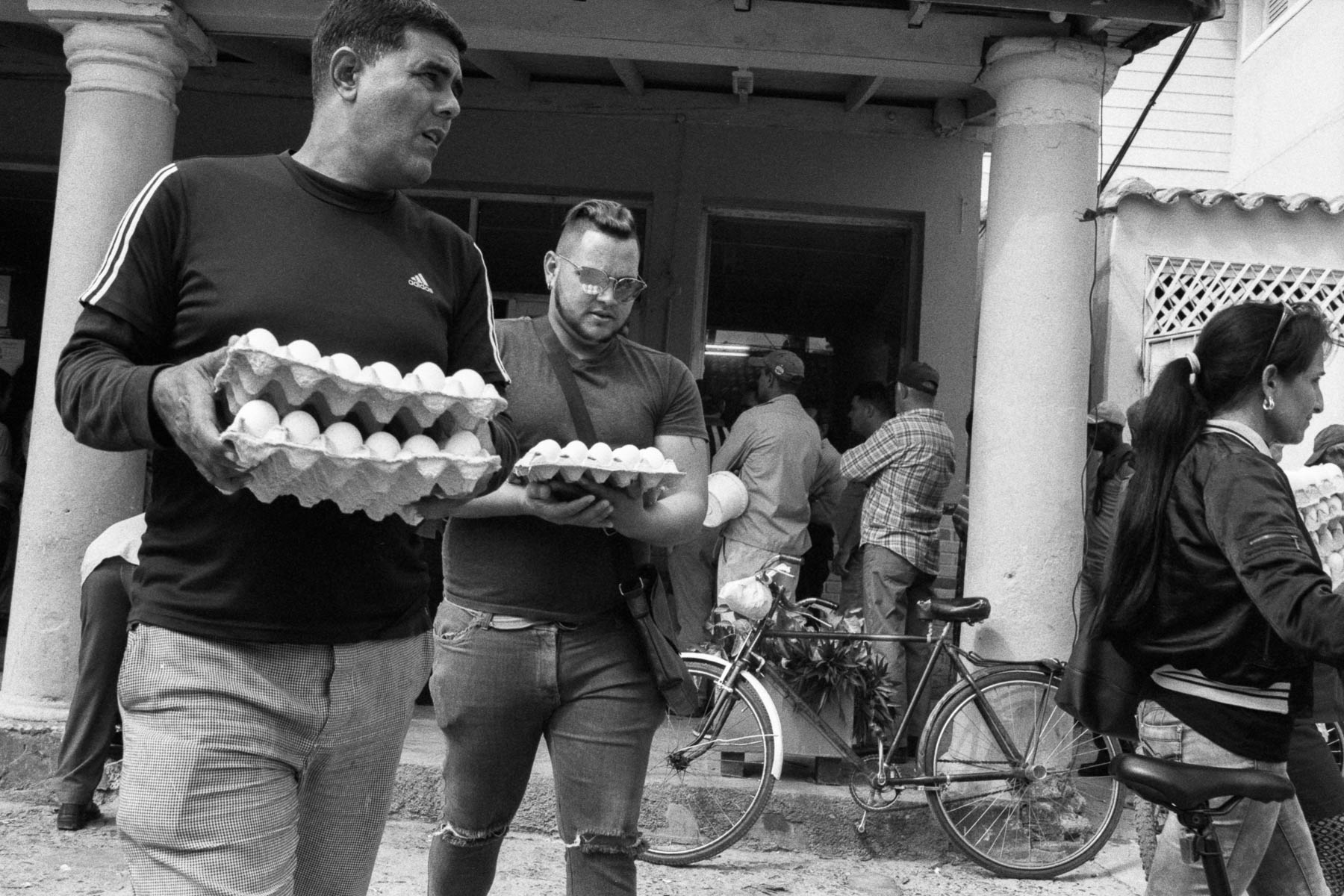 Cuba hommes partant du marché avec des oeufs